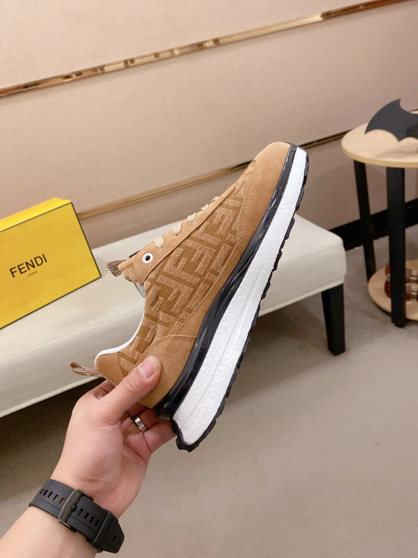 Factory price 442💰 (fendi) New high-top 👊🏻 upper 🇮🇹 imported cowhide fabric 🇩🇪 imported breathable mesh lining. The original outsole is molded to highlight the identity of every man, and the upper foot is elegant and stable🚶🏻🚶🏻The high-end custom counters reproduce the original version📯No matter the wind or rain, the shoe last remains unchanged and can withstand the verification of time🔍️,🔵 Size: 38-44